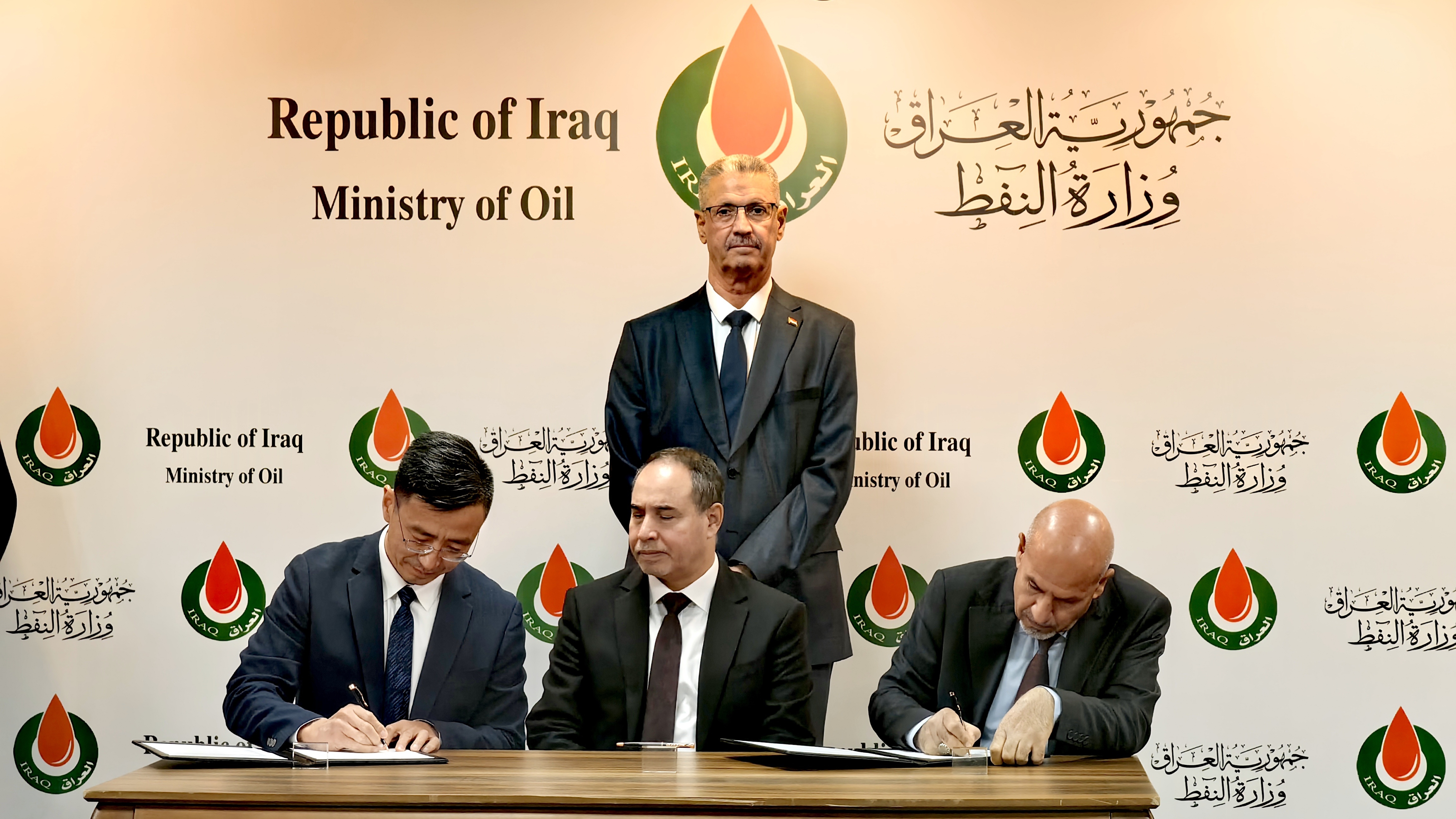 Lu Lize Signs Oil Contracts for Two Exploration Projects in Iraq